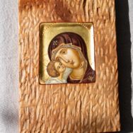 Maica domnului cu pruncul sculptat11