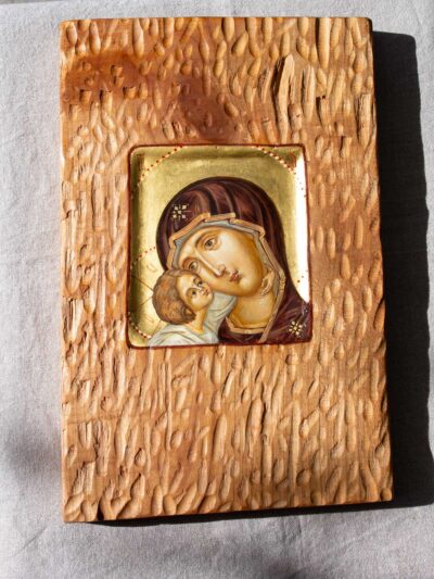 Maica domnului cu pruncul sculptat11