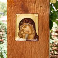 Maica domnului cu pruncul sculptat8