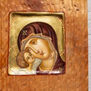 Maica domnului cu pruncul sculptat9